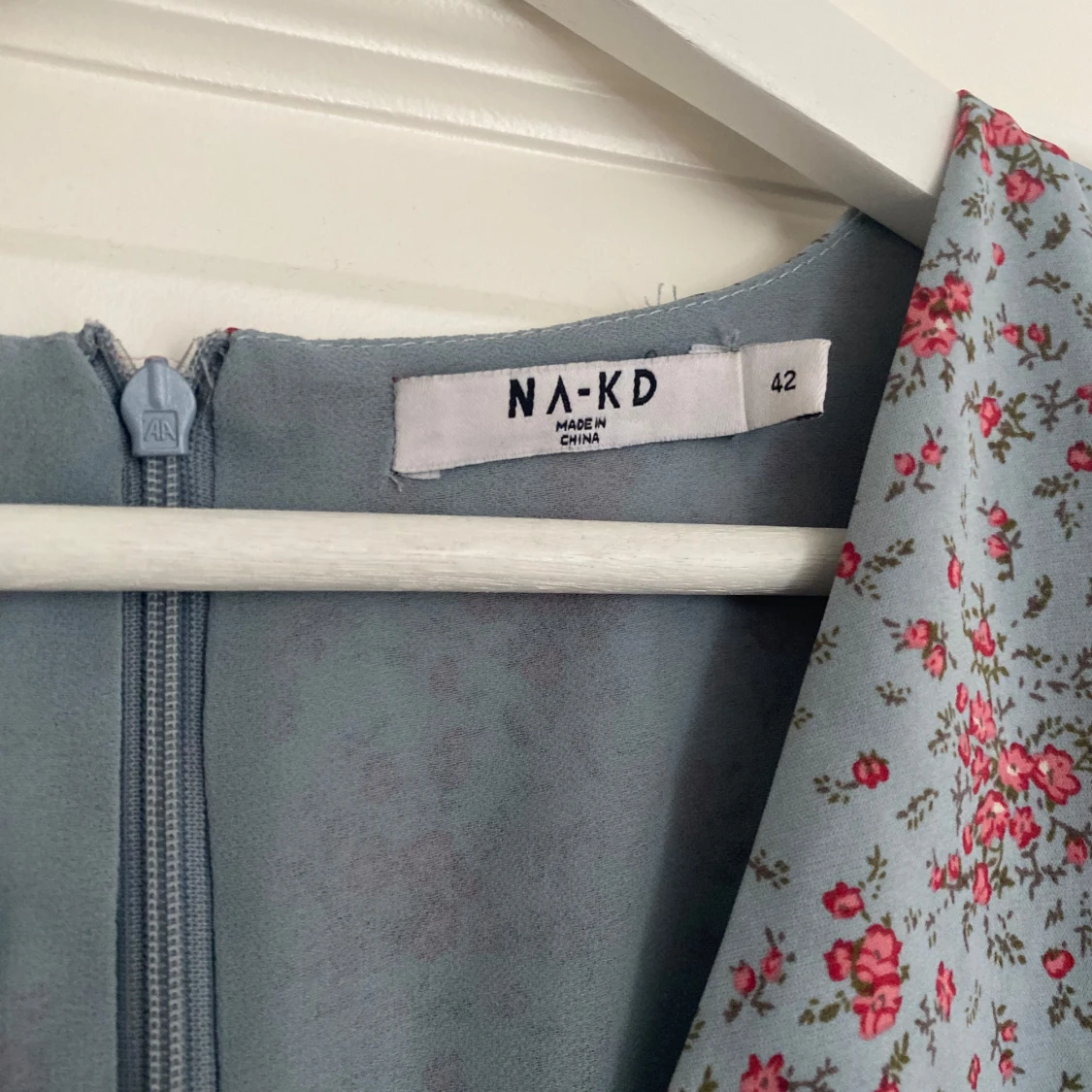 Blommig omlottklänning från NA-KD - 2