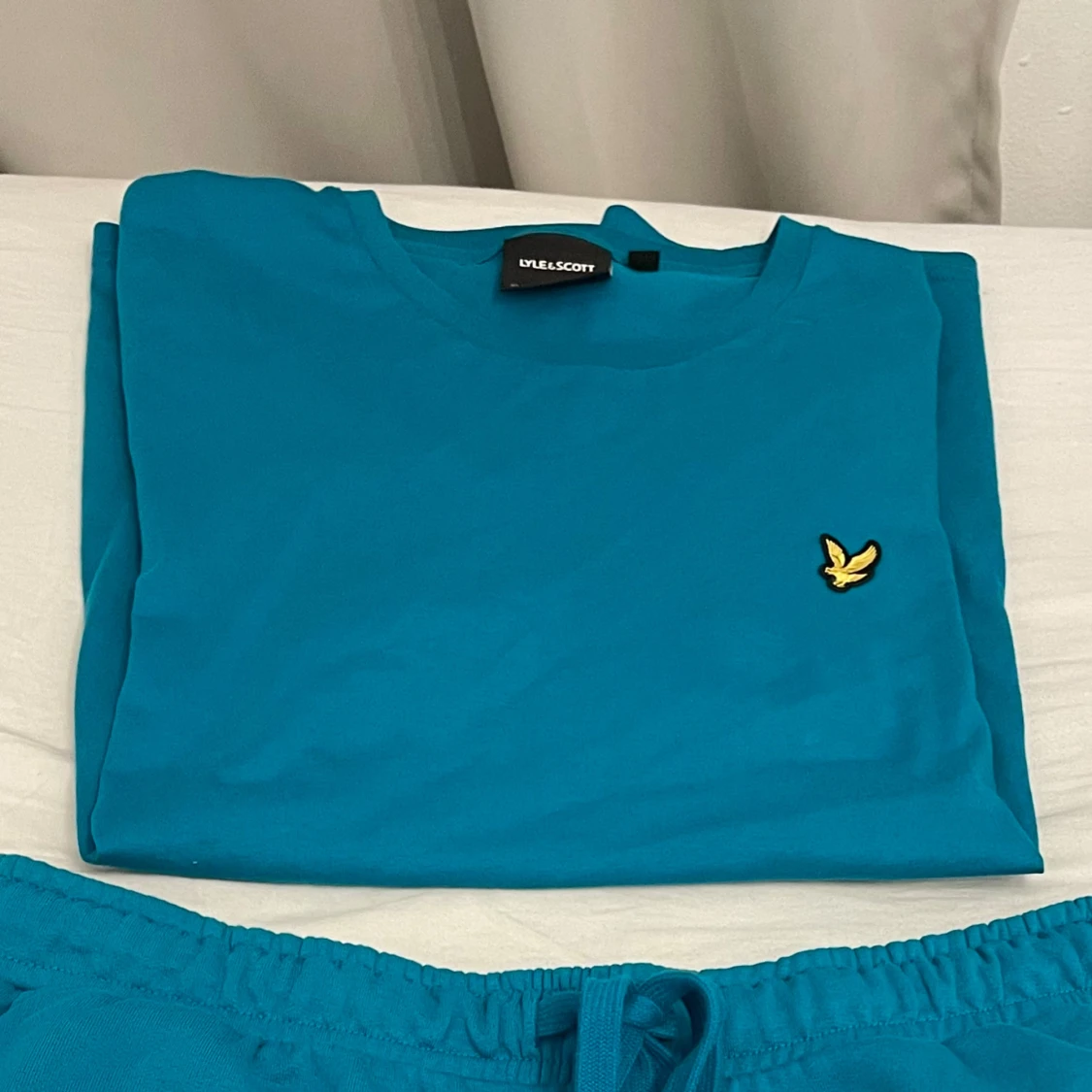 Shorts XL  tishirt M - 1