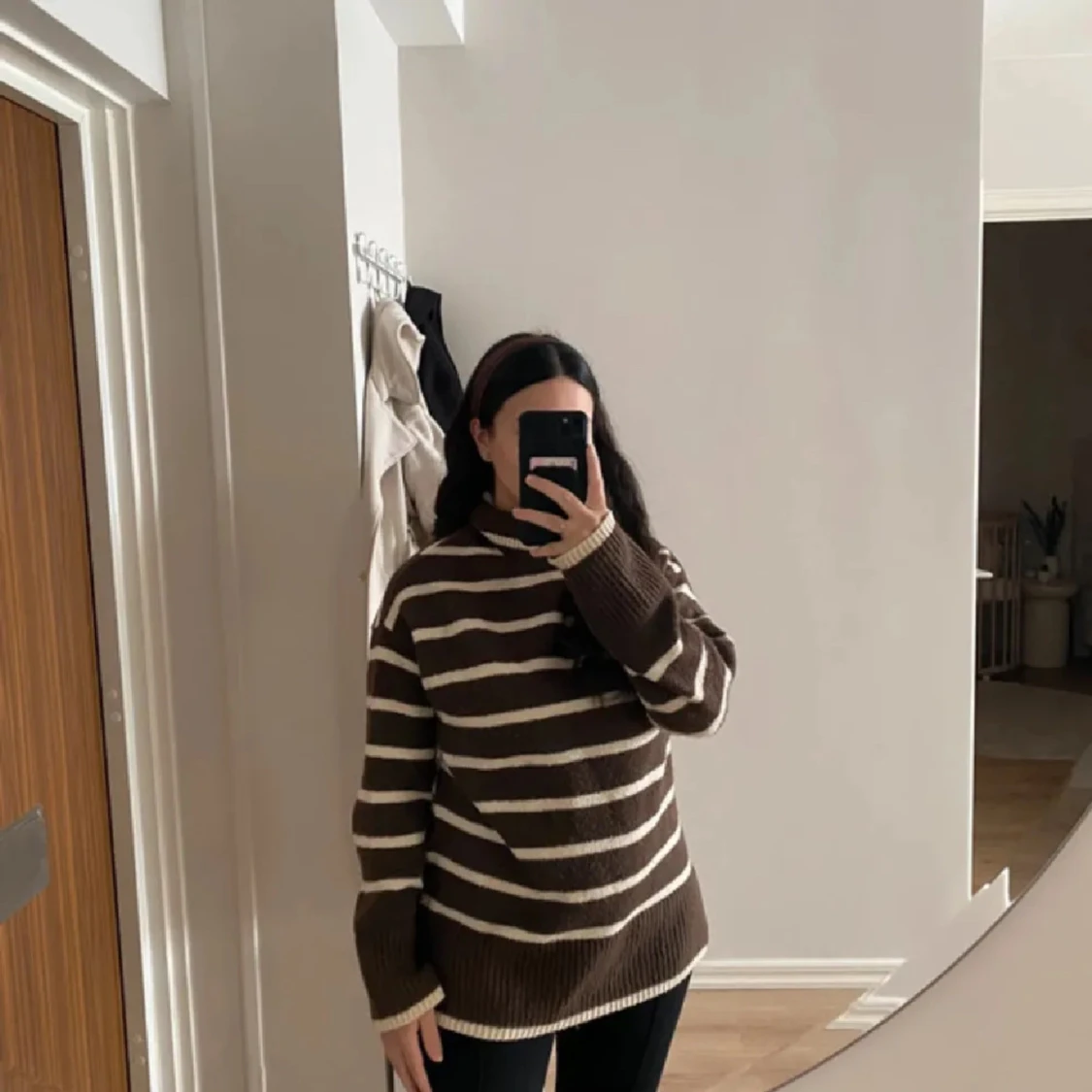 Randig brun stickad tröja