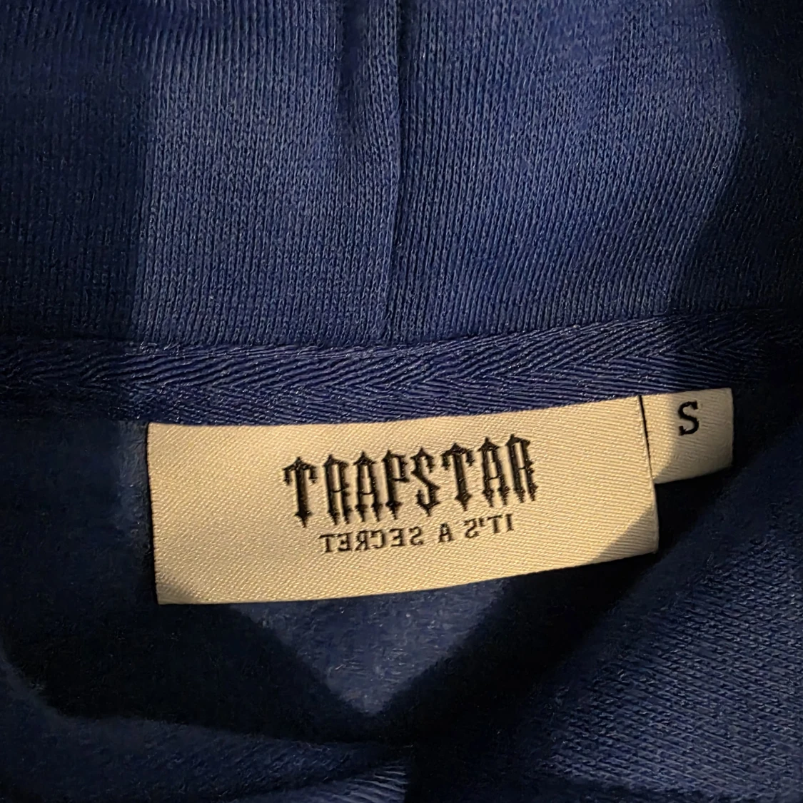 Blå hoodie från Trapstar med tryck - 1