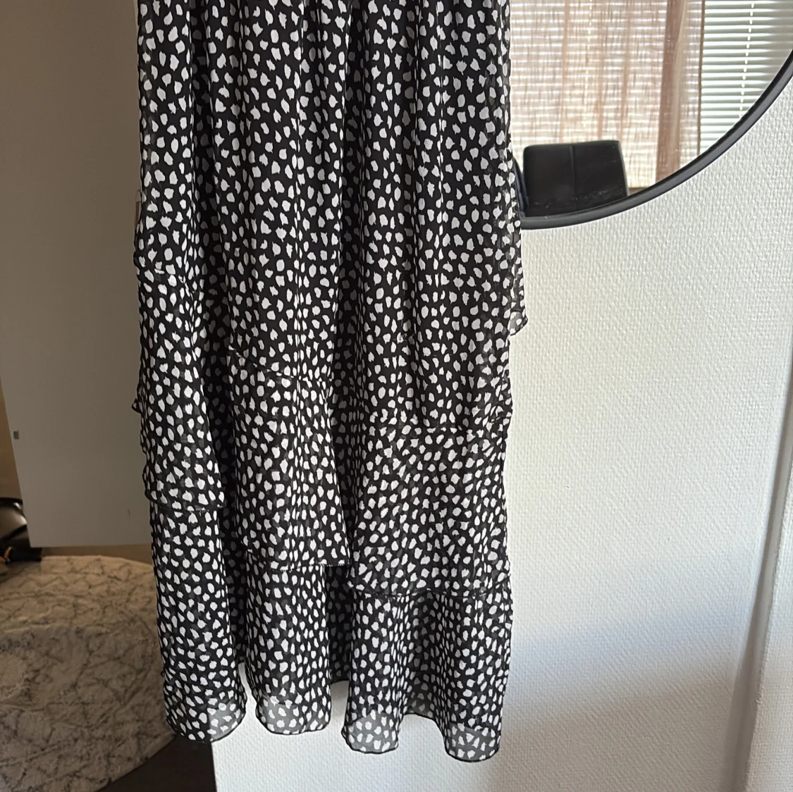 Svartvit volangkjol med prickigt mönster - 2