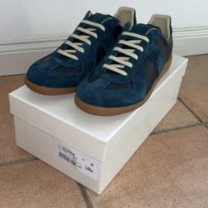 Maison margiela gats - Färg: mörkblåa Storlek: 43 Skick: helt nya Jag har kvittot och har inte använt dem, de har bara stått. Skriv till mig om du har några frågor🙂👍  Nytt pris: 6000kr Mitt pris: 3000kr