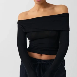 Svart offshoulder topp - Svart långärmad offshoulder topp från gina. Samma material som intimissimi typ, helt oanvänd.