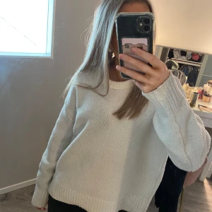 Vit stickad tröja från Bik Bok - Mysig vit stickad tröja från Bik Bok! Den är använd men i fint skick! Passar xs/s (jag har xs på bilden) 