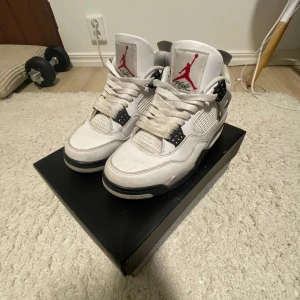 Jordan 4 white cement - Mycket bra skick, kan tvättas innan jag skickar 