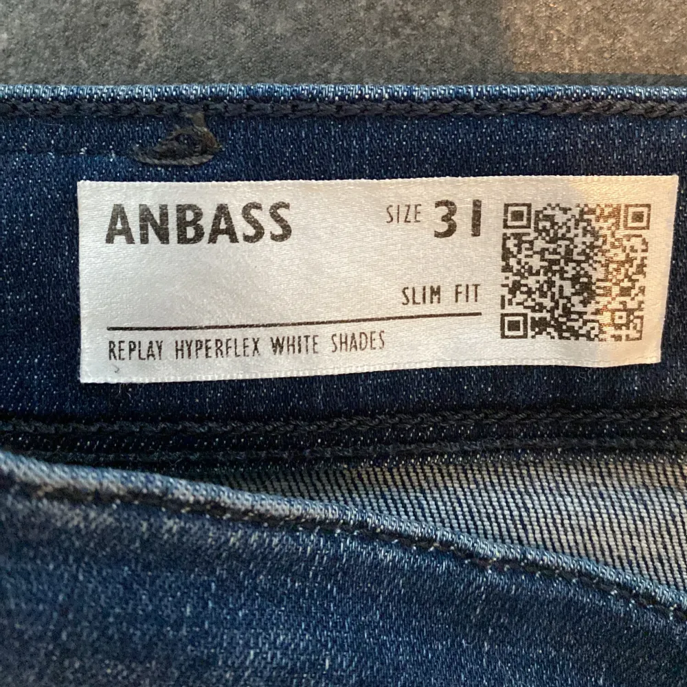 Snygga blå jeans från Replay i modellen Anbass. De har en slim fit passform och är tillverkade i Hyperflex-material för extra komfort. Klassisk femficksdesign med dragkedja och knapp. Perfekta för en stilren look.. Farkut & Housut.
