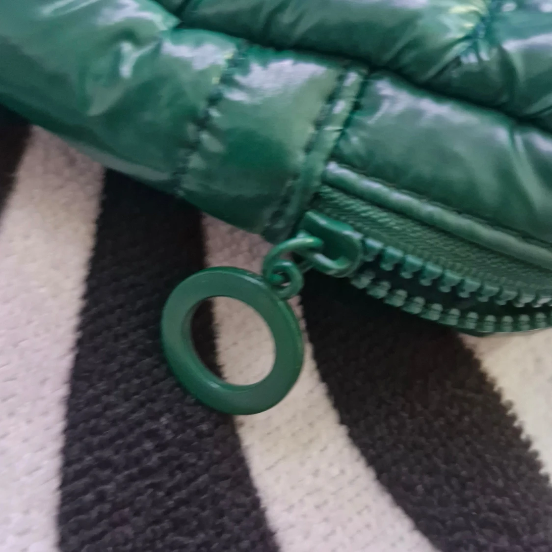 Grön necessärväska från Lyko - 3