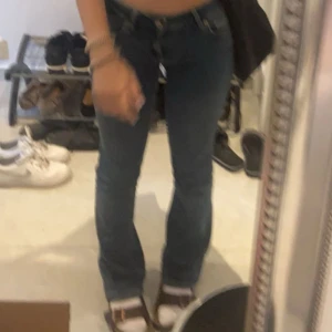 lågmidjade bootcut jeans - jättefina lågmidjade jeans från Zara❤️de är väldigt stretchiga, säljer då jag tyvärr har vuxit ur de❤️