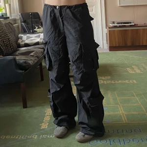 Svarta baggy cargo pants - Svarta baggy cargo pants i tunt material. Justerbar midja + 4 rymliga fickor på benen och två vid midjan. Perfekta för sommaren då dom är av tunt material. 