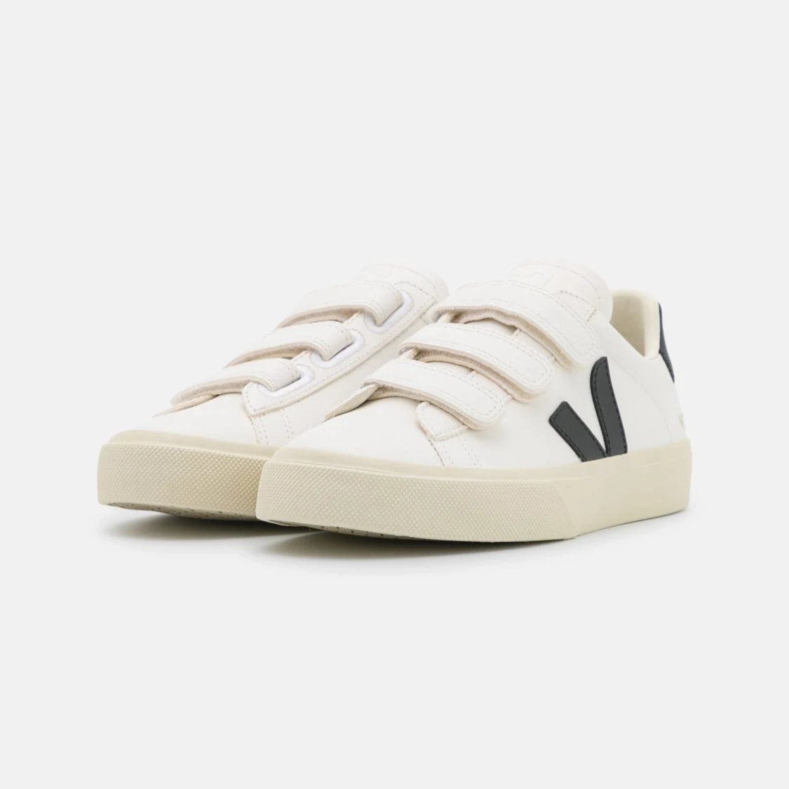 Vita sneakers med kardborreband från Veja - 1