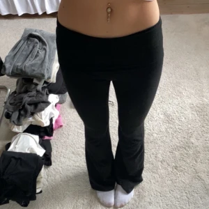 Yogapants  - Svarta yogapants, fått av en kompis och finns ingen kapp så vet varken märke eller storlek men passar mig som brukar ha s-xs💕💕 Aldrig använda