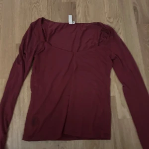 tajt tröja - En fin tjat tröja med detaljer vid urringning, fläcken som finns på bilden är vatten så den finns alltså inte