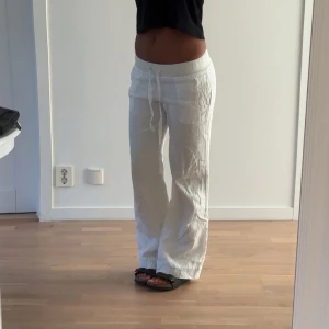 ALOBHA linnebyxor  - Säljer mina jättesnygga Lågmidjade linnebyxor från ALOBHA. Detta är den första modellen som kom ut som är mer bootcut än den som finns o köpa nu💕Går att stryka!
