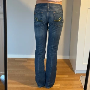 Jeans - Jättesnygga lågmidjade jeans från seven❤️ midjemåttet är 38 cm tvärs över och innerbenslängden 81 cm ungefär❤️