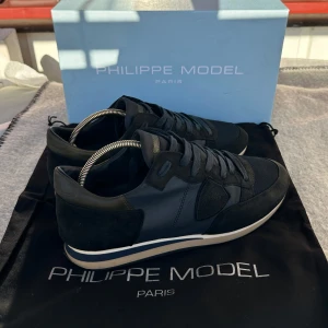 Philippe model trainers - Säljer just nu ett par feta philippe model trainers, perfekt nu för våren! Storleken är 41, men sitter mer som 42. Färgen är blå, med fina blå/grå mocka detaljer. Nypris är €320. Box ingår. Skriv vid minsta fundering! 😃