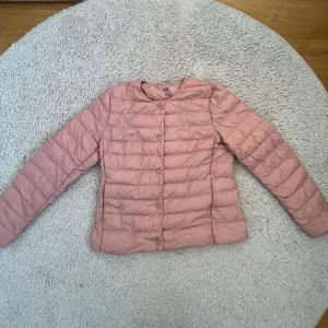 Rosa dunjacka från Uniqlo - Säljer denna populära jackan från uniqlo. Den är tunn men samtidigt väldig skön. De enda defekterna som finns är att jackan är lite missfärgad inuti jackan, men det syns ju inte när man har på sig jackan🩷