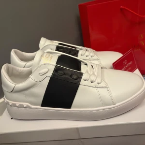 Valentino open - Helt nya och aldrig använda. Alla tillbehör som man ser på bild tillkommer. Finns mer bilder i dm och kontakta mig vänligen vid frågor.