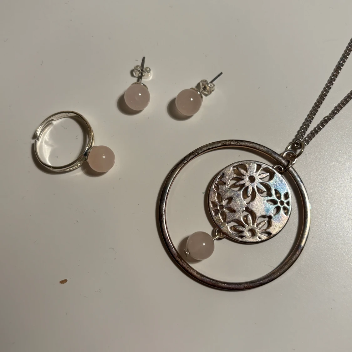 Smyckeset med blommönster