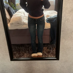 Lågmidjade bootcutt jeans - Jeans från jhon baner som är så fina och unika. Säljer för att dom är försmå skriv jättegärna för frågor💗