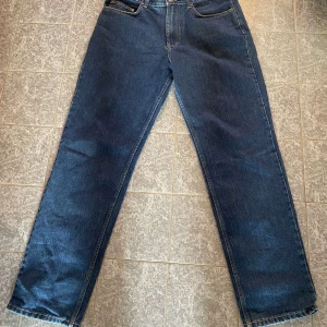 Mörkblå jeans från Kirkland - Säljer ett par klassiska sprillansnya mörkblå jeans från Kirkland köpta i usa. De har en rak passform och minimalt med slitage. 