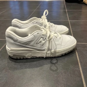 New Balance sneakers 550 - Endast testade så de är nya. Säljer då de tyvärr är för små för mig och returfristen gått ut. Pm vid frågor eller fler bilder. Köptes för 849 kr på zalando där de är slutsålda. Unisex 550