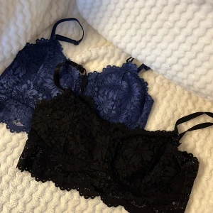 Blå spetskorsett från Shein💙🖤 - Säljer en elegant blå spetskorsett från Shein. Två i ett. Den blåa är helt orörd, den svarta har andvänds några gånger. 🐦‍⬛🦋