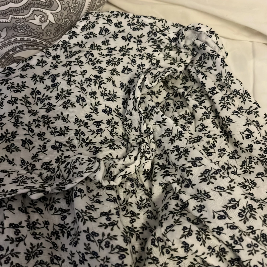 Vit blommig blus  - 1