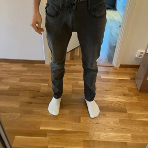 Replay Jeans Anbass - Gråa Replay Jeans Anbass slim. Hyperflex. Storlek 32/32. Väldigt bra skick och passar till många outfits! Pris kan diskuteras. Fråga gärna vid funderingar. Står inte för frakt.