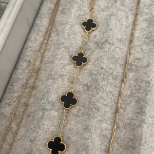 Armband  - Säljer nu detta otroligt fina armbandet som är rostfritt det vill säga att du kan bada & duscha med de. Kom privat vid frågor eller prisförslag. (Det är armbandet i mitten som säljs!!) 