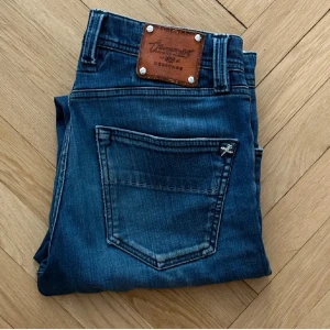Tramarossa Jeans - Säljer ett par exklusiva Tramarossa Jeans i fint skick. Ny pris ligger runt 3600kr! Modellen är Leonardo/Slim Fit. Stilren passform med högkvalitativt denimtyg som sitter snyggt och bekvämt.  Även är justerbar i längden