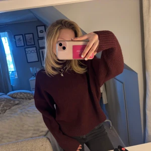 Vinröd stickad tröja - Jätte snygg tröja, använd fåtal gånger.