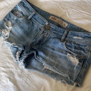 hollister jeansshort😋🍓 - mina älsklings shorts som ja nu funderar på att sälja🥹💕 verkligen as as aaassss snygga och riktigt lågmidjade! pris kan diskuteras😌