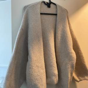 Stickad cardigan den lindex. I storlek m/l, men känns som en s/m