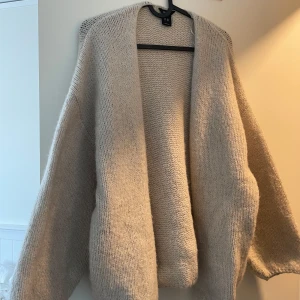Stickat beige cardigan utan knappar - Stickad cardigan den lindex. I storlek m/l, men känns som en s/m