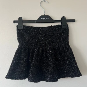 Glittrig tub topp / bandeu  - Säljer en glittrig tubtopp som är perfekt för tex fest 🍾 den är använd få gånger! Har dragkedja på sidan. 