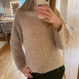 Beige stickad tröja från Vero Moda - Jättefin och mysig beige stickad tröja från Vero Moda. Lite nopprig men annars jätte fint skick! 🫶