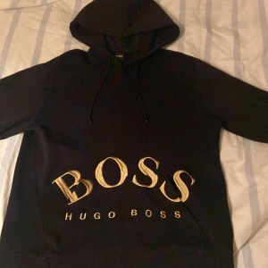 Svart hoodie från Hugo Boss - Säljer min feta Hugo boss hoodie då den inte kommer till användning. Köpt i deras egna butik i Gbg nytt skick 