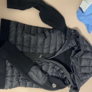 Moncler cardigan - Säljer en svart moncler cardigan. Den är i bra skick. Har använts max 5 gånger. Pris kan diskuteras. Den är L men sitter som M