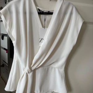 Knyt topp från Zara  - Vit populär blus från Zara ! Prislappen kvar och endast testad. 