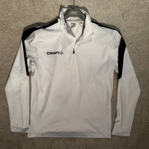 Träningströja från Craft - Fin träningströja från craft. Vit med svarta fina detaljer!