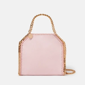 Söker rosa Stella McCartney  - Söker denna rosa Stella McCartney väskan med guldkedja 💓 skriv om ni har och kan tänka er sälja för rimligt pris eller om ni vet någon som säljer 💞