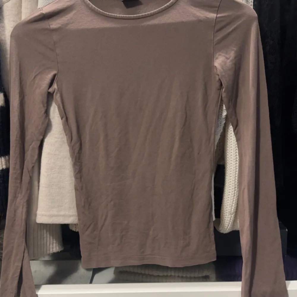 Brun långärmad topp med slits med handleden från Gina tricot i storlek Xs. . Neuletakit & Villapaidat.