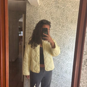 Gul quiltad jacka från Mango - Säljer en ljusgul jättefin jacka från Mango perfekt till våren, i strl M men passar även S🌸Jackan är sparsamt använd och har en liten fläck som inte syns så tydligt längst ner kolla sista bilden