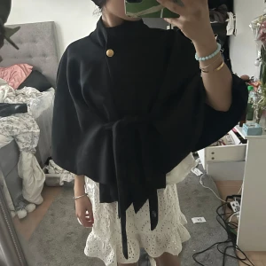 Svart poncho från Missay - Aldrig använd då de ej var min stil , pris kan diskuteras 💪