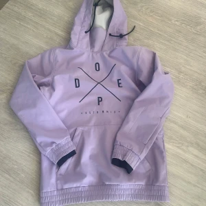 Skidjacka Dope - Lila skidjacka från dope. Storlek xs. I mycket bra skick.