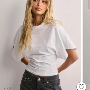 Nelly Round Neck Wide sleeve - Säljer på grund av att den sitter lite för kort, vill sälja och köpa XS istället💗 Använd 3 gånger