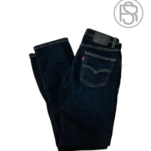 Levis 511 Jeans - Säljer nu dessa feta slim jeansen från Levis med modellen 511. Dessa mörkblåa jeans passar bra för alla och är super stilrena i suveränt skick. Tveka inte av att höra av om frågor!😊