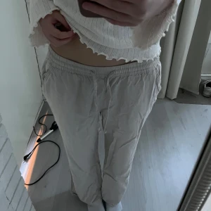 Beige linnebyxor - Säljer ett par beiga linnebyxor från lager 157 med fickor framme och 1 bak. Använda 2 gånger 