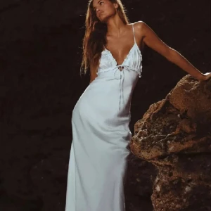 Vit långklänning med knytband - vit långklänning med knytband fram och öppen rygg från zara😍