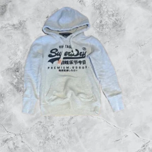 Superdry hoodie - Fet superdry hoodie,bra skick och allmänt riktigt snygg.Pris ej hugget i sten!